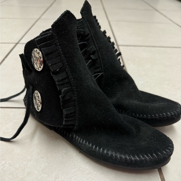 Minnetonka - Women’s Two Button Hard Sole Boot - Picture 8 of 11